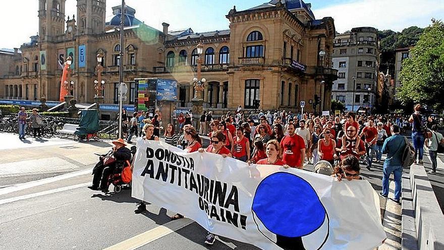Manifestación antitaurina en Donostia. | FOTO: IKER AZURMENDI