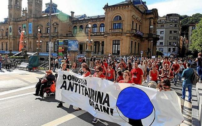 Manifestación antitaurina en Donostia. | FOTO: IKER AZURMENDI