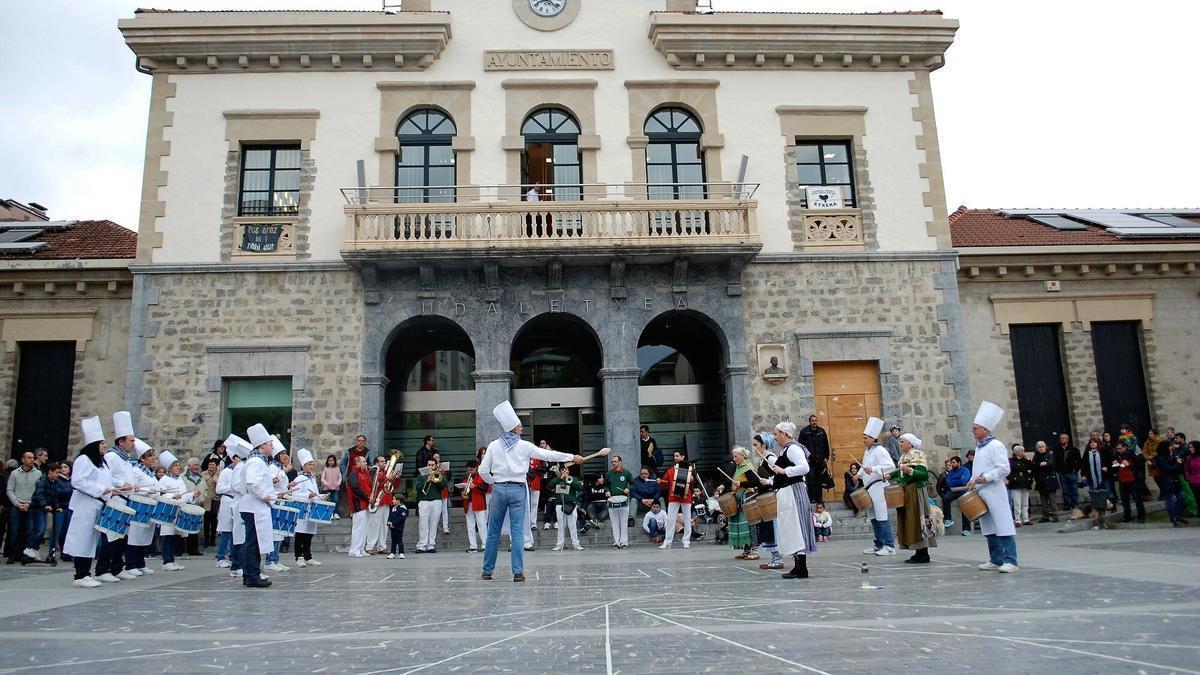 Tamborrada de San Prudencio en la plaza Juan Urrutia de Amurrio en una pasada edición.