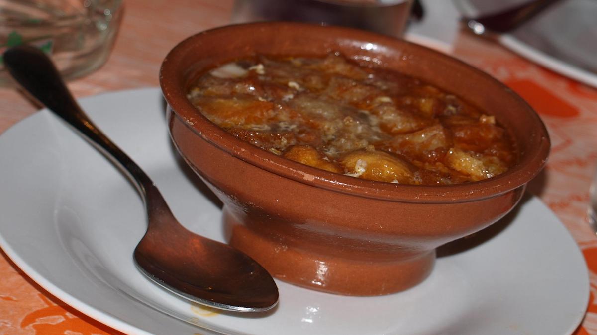 En el imaginario tradicional, la sopa de ajo se asocia a platos y pucheros de barro.