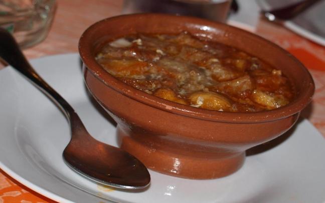 En el imaginario tradicional, la sopa de ajo se asocia a platos y pucheros de barro.