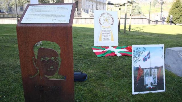 Kandido Sasetaren omenezko plaka eta ikurrina dauden gunean izango da ekitaldia.