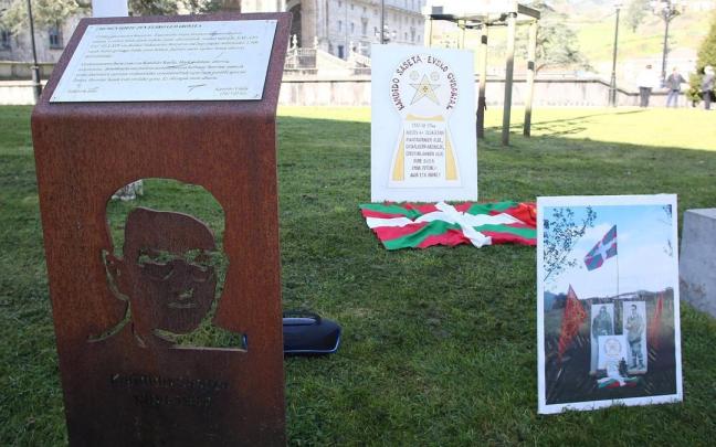 Kandido Sasetaren omenezko plaka eta ikurrina dauden gunean izango da ekitaldia.