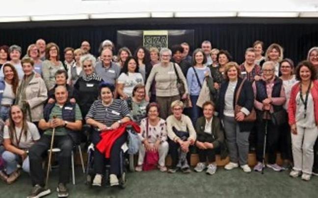 Foto de familia de todas las personas que han tomado parte en el calendario municipal de 2026