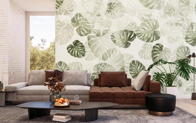 Salón con papel pintado de grandes hojas y otro que imita a ladrillo blanco.