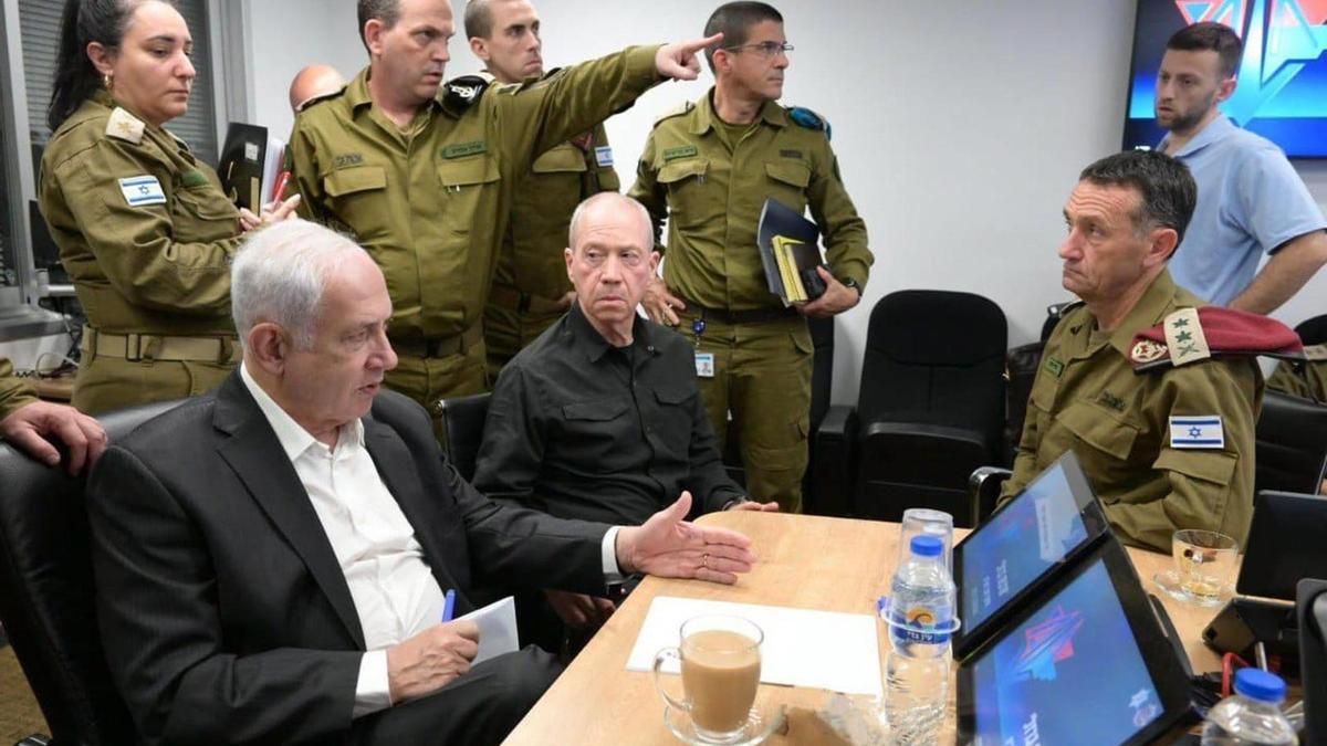 El primer ministro de Israel, Benjamín Netanyahu, durante una reunión con militares en Tel Aviv tras el ataque de Hamás.