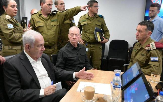 El primer ministro de Israel, Benjamín Netanyahu, durante una reunión con militares en Tel Aviv tras el ataque de Hamás.