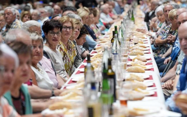 El frontón Jai Alai acogió una nueva edición de la comida popular / Gernika-Lumoko Udala El frontón Jai Alai acogió una nueva edición de la comida popular