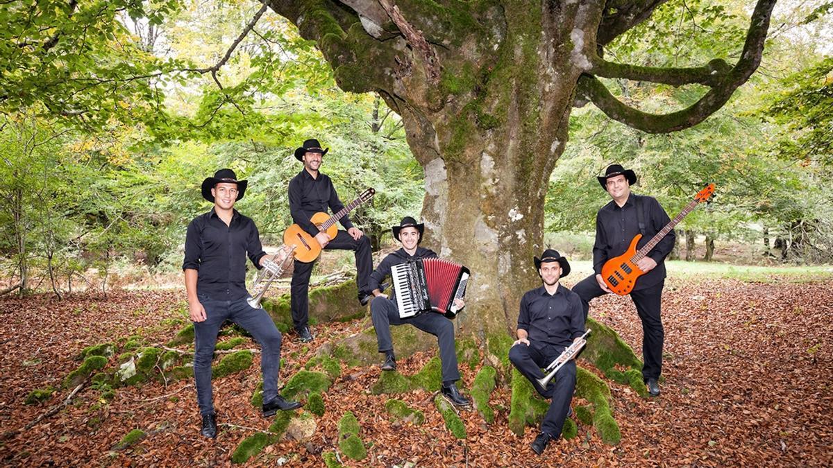 Los integrantes de Puro Relajo en la sierra de Urbasa.