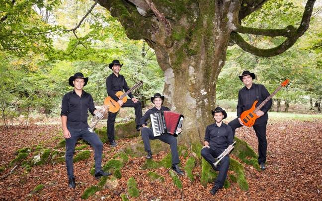 Los integrantes de Puro Relajo en la sierra de Urbasa.