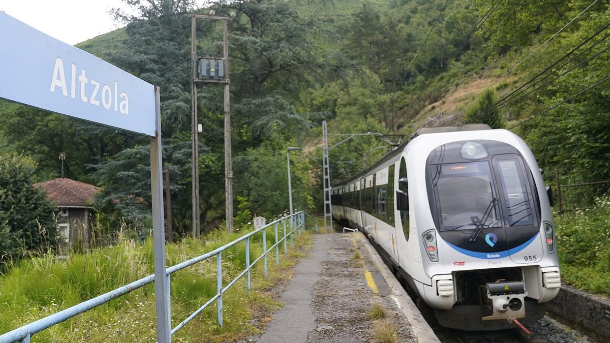 Una unidad ferroviaria de Euskotren, llegando a la estación de Altzola.