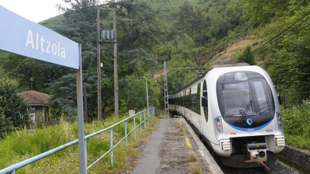 Una unidad ferroviaria de Euskotren, llegando a la estación de Altzola.