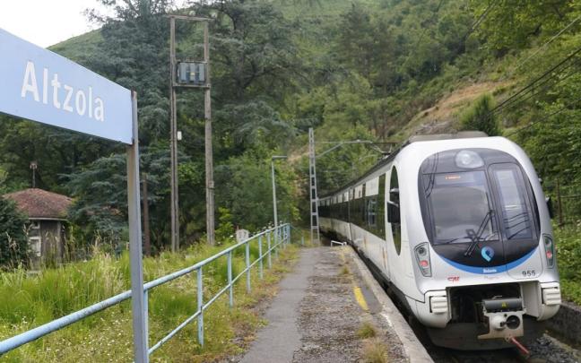 Una unidad ferroviaria de Euskotren, llegando a la estación de Altzola.