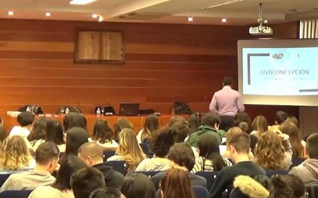 Los talleres afrontan problemas sexuales y afectivos de adolescentes y jóvenes entre 10 y 16 años.