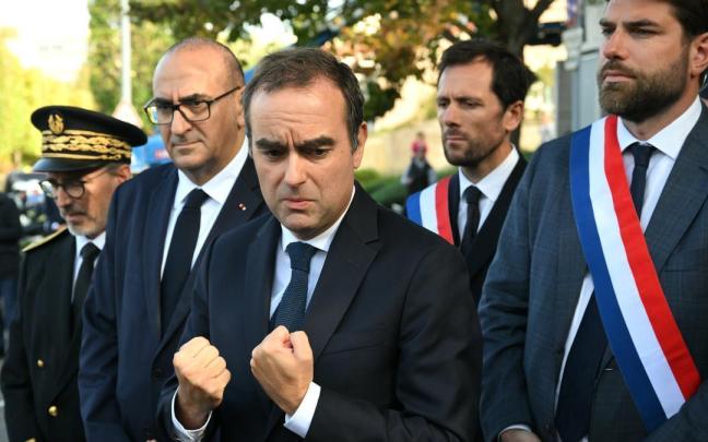 El primer ministro francés, Sébastien Lecornu, en el centro de la imagen.