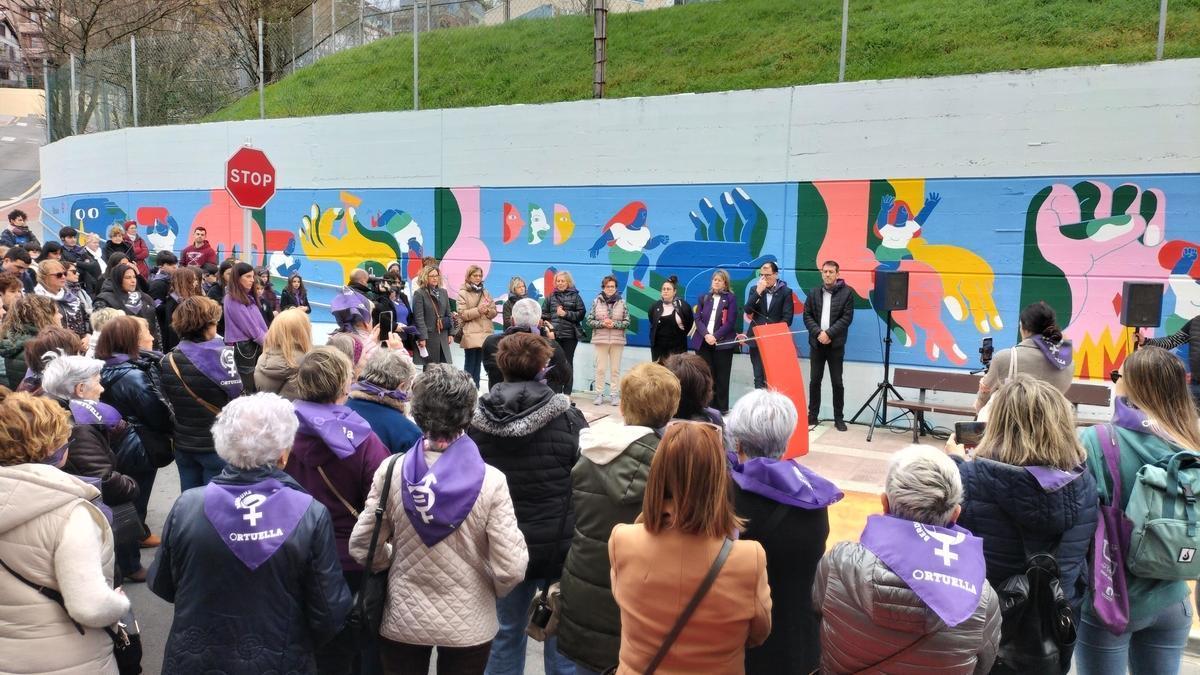 Ortuella inaugura un nuevo mural feminista de la artista Janire Orduna