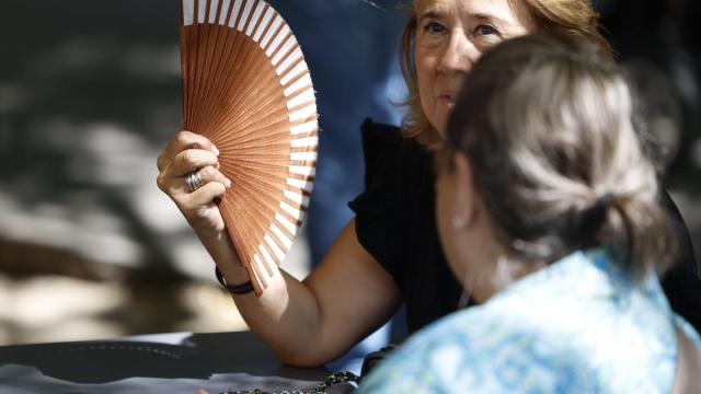 Una mujer se abanica para mitigar los efectos del calor. / Mariscal Una mujer se abanica para mitigar los efectos del calor.