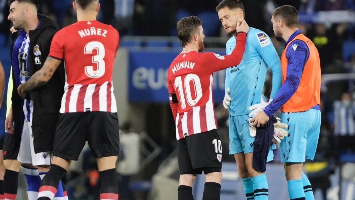 Álex Remiro saludando a su ex compañero Iker Muniain. / RUBEN PLAZA