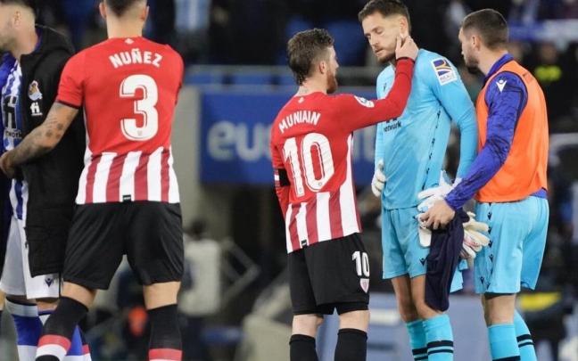 Álex Remiro saludando a su ex compañero Iker Muniain. / RUBEN PLAZA