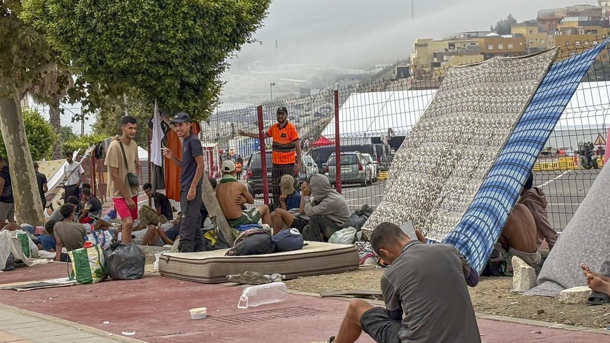 Cientos de migrantes siguen pernoctando en el entorno de Loma Colmenar, en Ceuta.