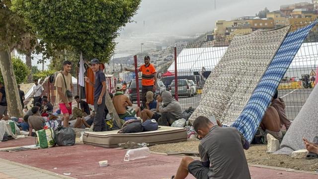 Cientos de migrantes siguen pernoctando en el entorno de Loma Colmenar, en Ceuta.