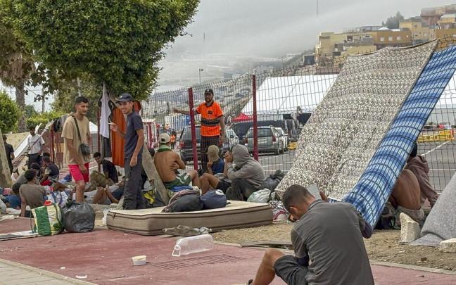 Cientos de migrantes siguen pernoctando en el entorno de Loma Colmenar, en Ceuta.