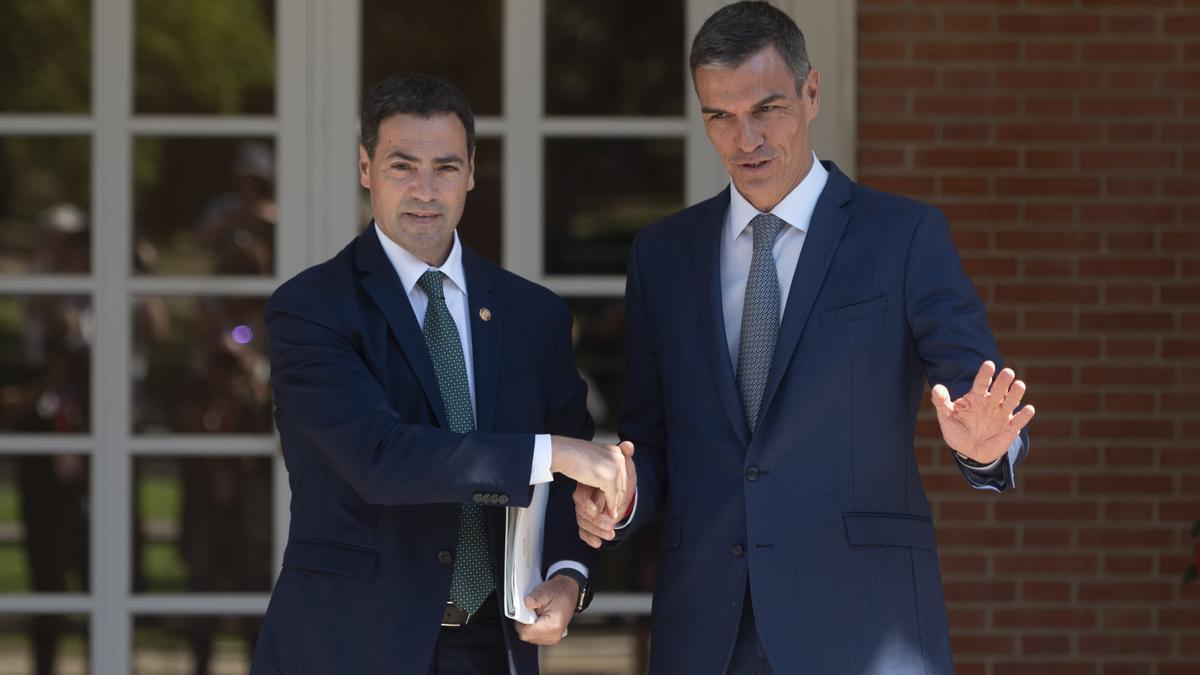 El lehendakari, Imanol Pradales, y el presidente del Gobierno, Pedro Sánchez, durante un encuentro en el Palacio de La Moncloa