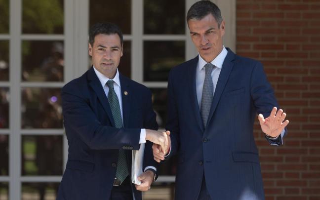 El lehendakari, Imanol Pradales, y el presidente del Gobierno, Pedro Sánchez, durante un encuentro en el Palacio de La Moncloa