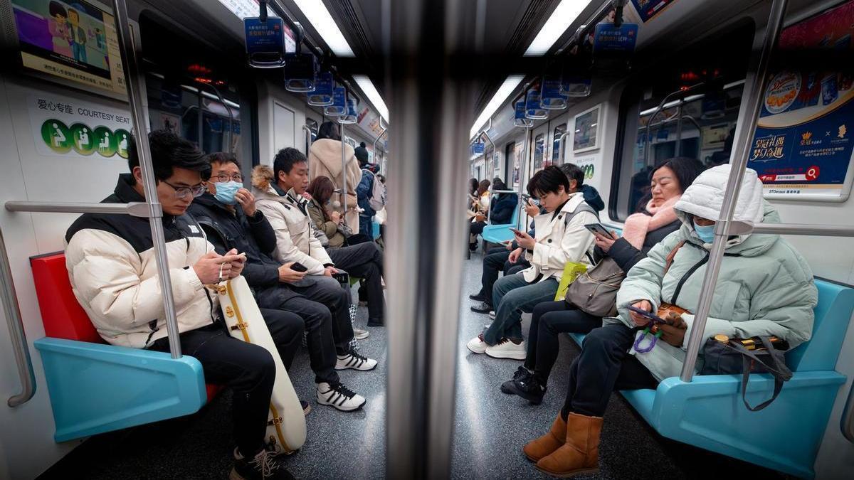 Varias personas en el interior de un metro de Shanghái.