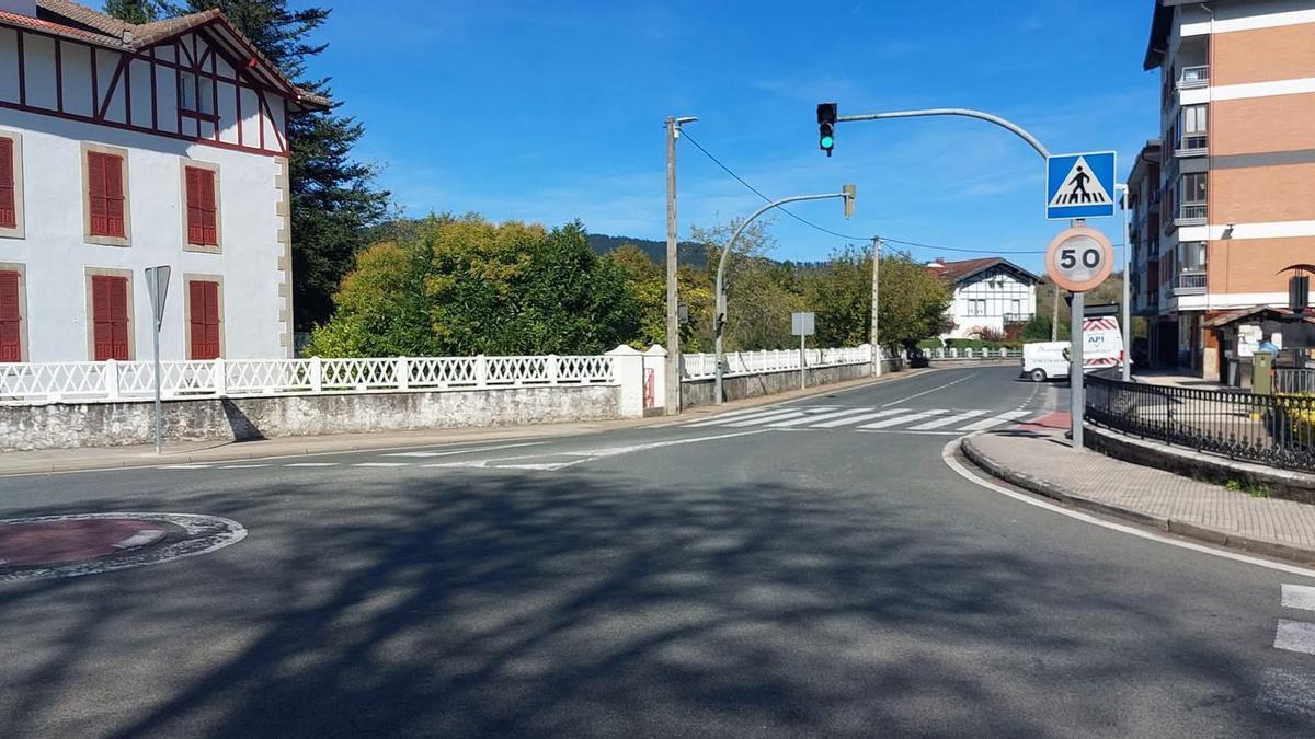 Travesía de Artziniega en la carretera A-624, desde la rotonda del Ayuntamiento