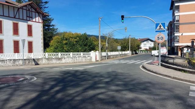 Travesía de Artziniega en la carretera A-624, desde la rotonda del Ayuntamiento