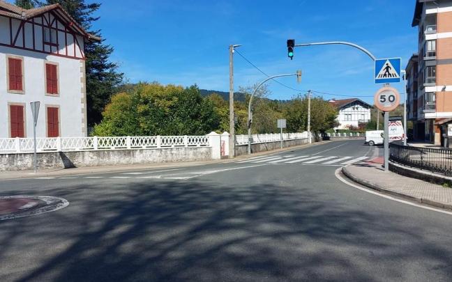 Travesía de Artziniega en la carretera A-624, desde la rotonda del Ayuntamiento
