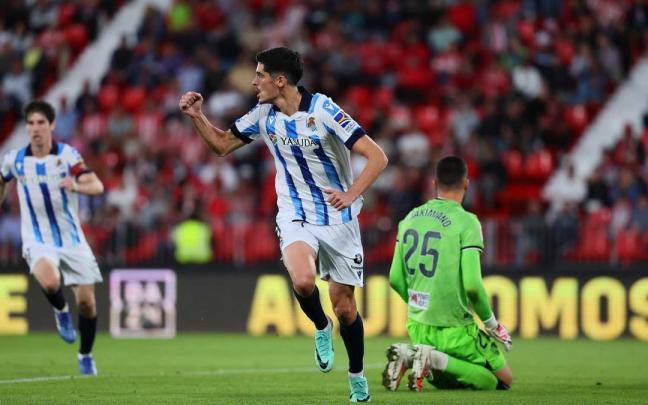 Carlos Fernández celebra el 1-2 anotado de penalti en Almería. / REAL SOCIEDAD