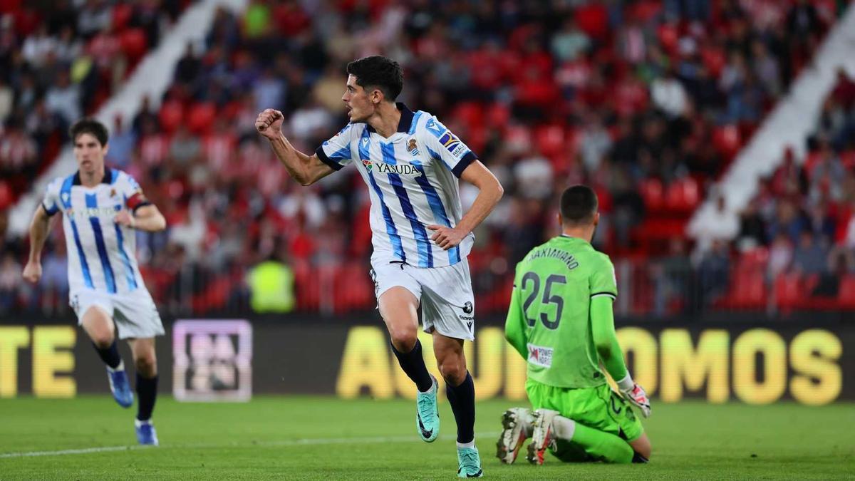 Carlos Fernández celebra el 1-2 anotado de penalti en Almería. / REAL SOCIEDAD