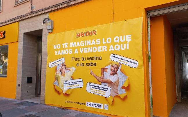 Con grandes carteles amarillos que anuncian su próxima inauguración, un nuevo comercio está a punto de desembarcar en la capital alavesa