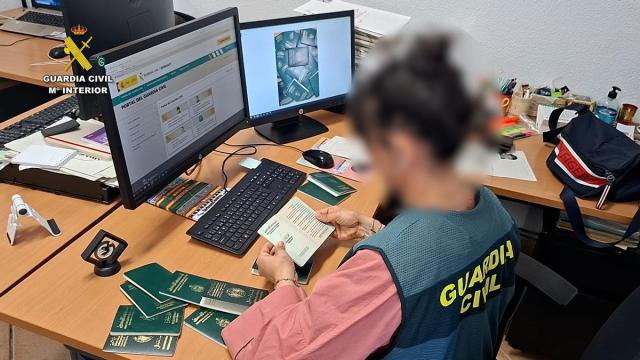 Agente revisando la documentación fraudulenta.