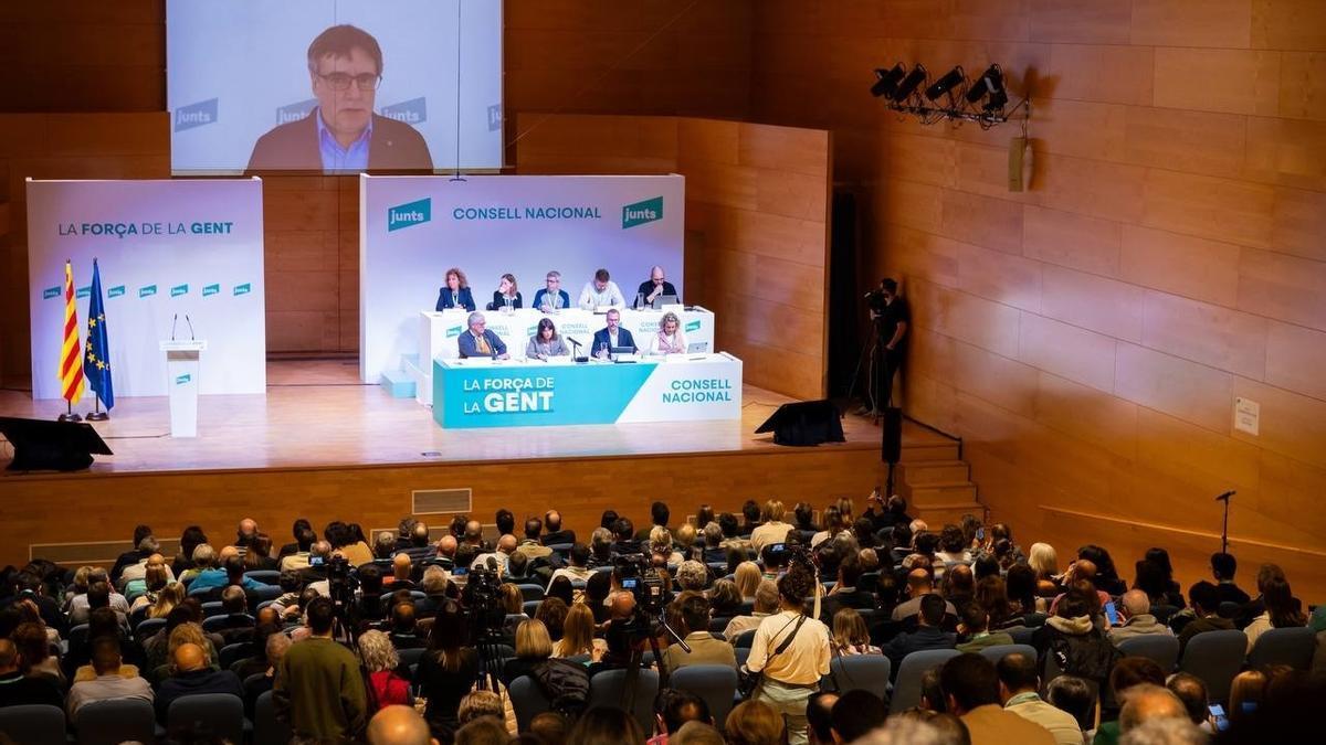 El expresident catalán Carles Puigdemont interviene telemáticamente en el consejo nacional de Junts.