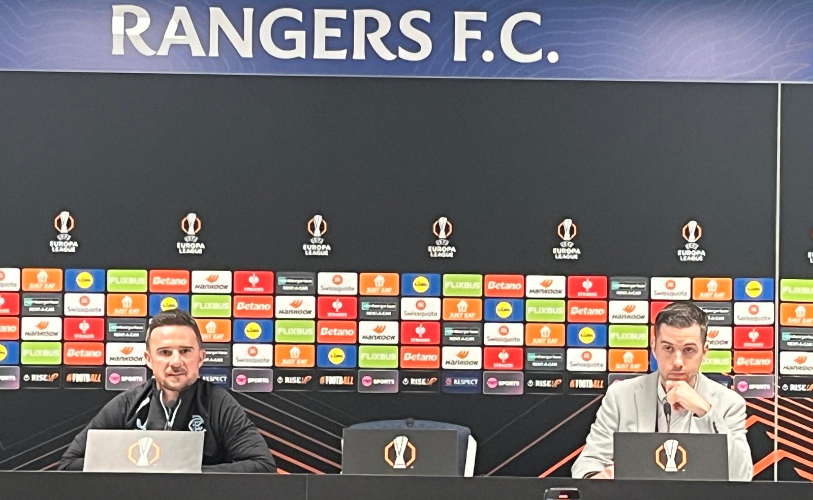 Barry Ferguson -a la izquierda-, esta tarde en la sala de prensa de Ibrox Stadium