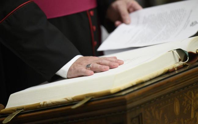 Un cardenal presta juramento para guardar el secreto del nuevo Papa.