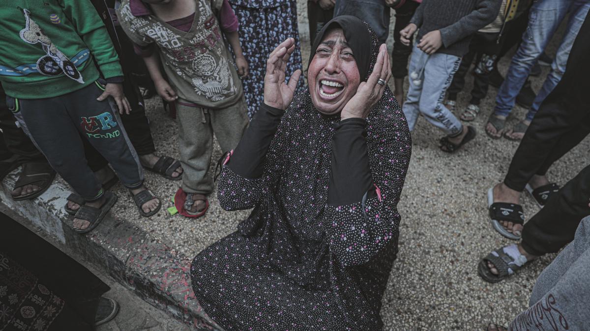 Una mujer palestina llora desconsoladamente tras un bombardeo israelí.