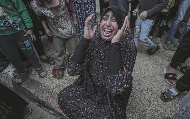 Una mujer palestina llora desconsoladamente tras un bombardeo israelí.