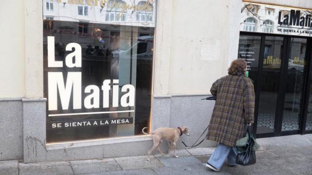 Fachada de un restaurante La Mafia se sienta a la mesa.