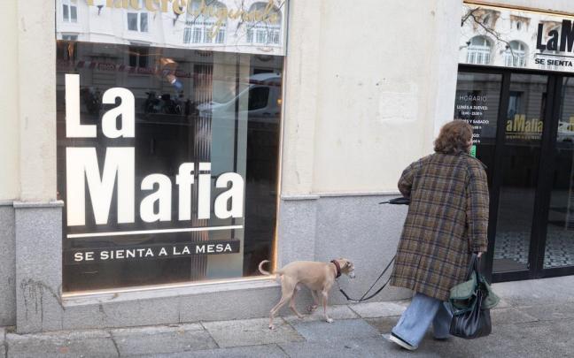 Fachada de un restaurante La Mafia se sienta a la mesa.