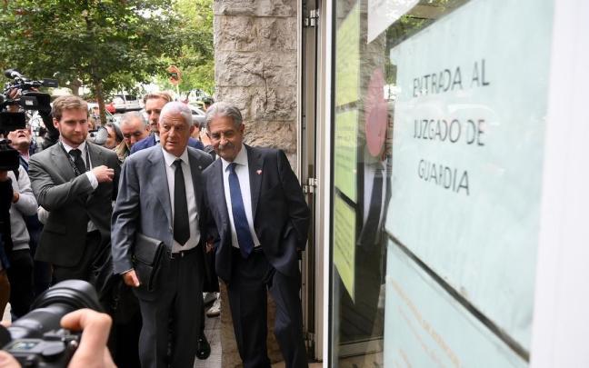 Revilla a su llegada al juzgado. / EP Revilla a su llegada al juzgado.