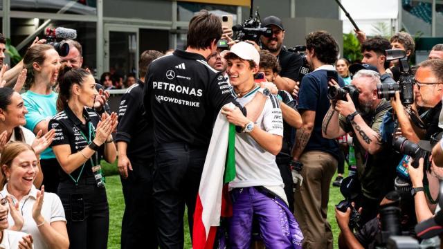 Toto Wolff abraza a Kimi Antonelli tras la victoria del piloto italiano en el Gran Premio de Miami.