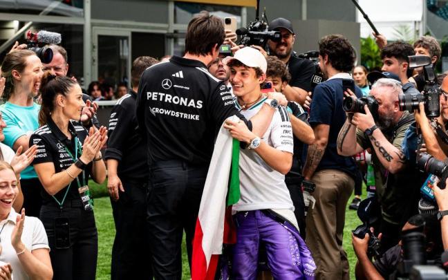 Toto Wolff abraza a Kimi Antonelli tras la victoria del piloto italiano en el Gran Premio de Miami.