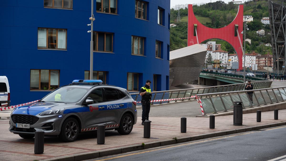 Un cordón policial impide el paso de viandantes a la explanada frente al museo y las calles adyacentes