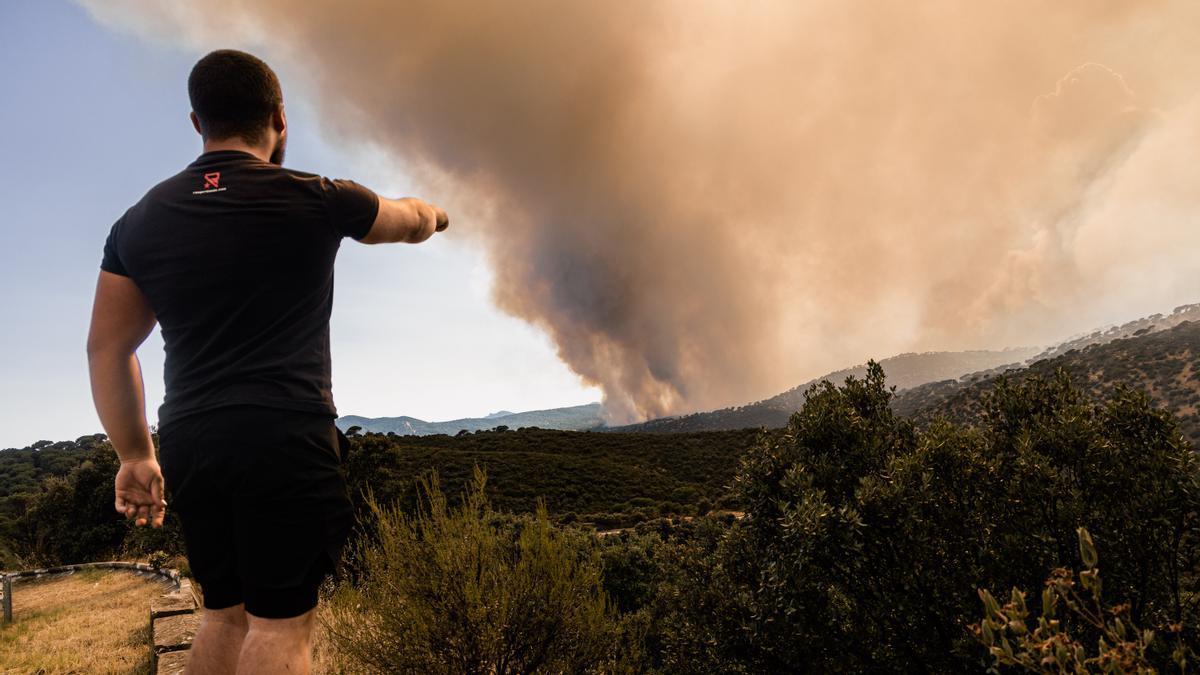 Una persona observa la evolución del fuego en San Martín de Valdeiglesias, en Madrid.