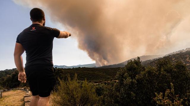 Una persona observa la evolución del fuego en San Martín de Valdeiglesias, en Madrid.