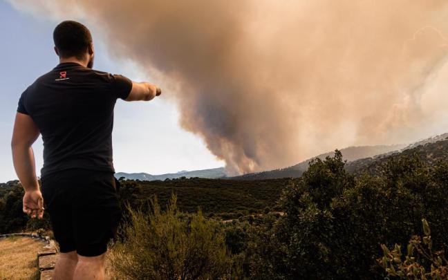 Una persona observa la evolución del fuego en San Martín de Valdeiglesias, en Madrid.